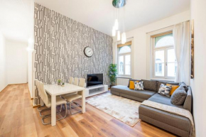 Spacious & Cozy Central Apartment w/ Terrace